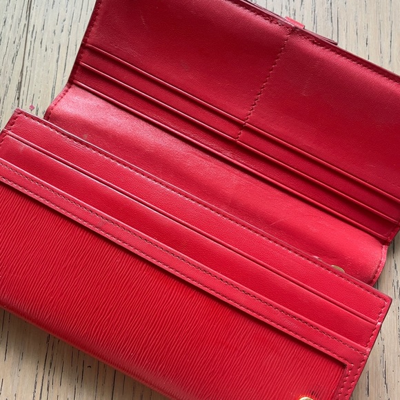 Red Prada Wallet - Picture 3 of 7